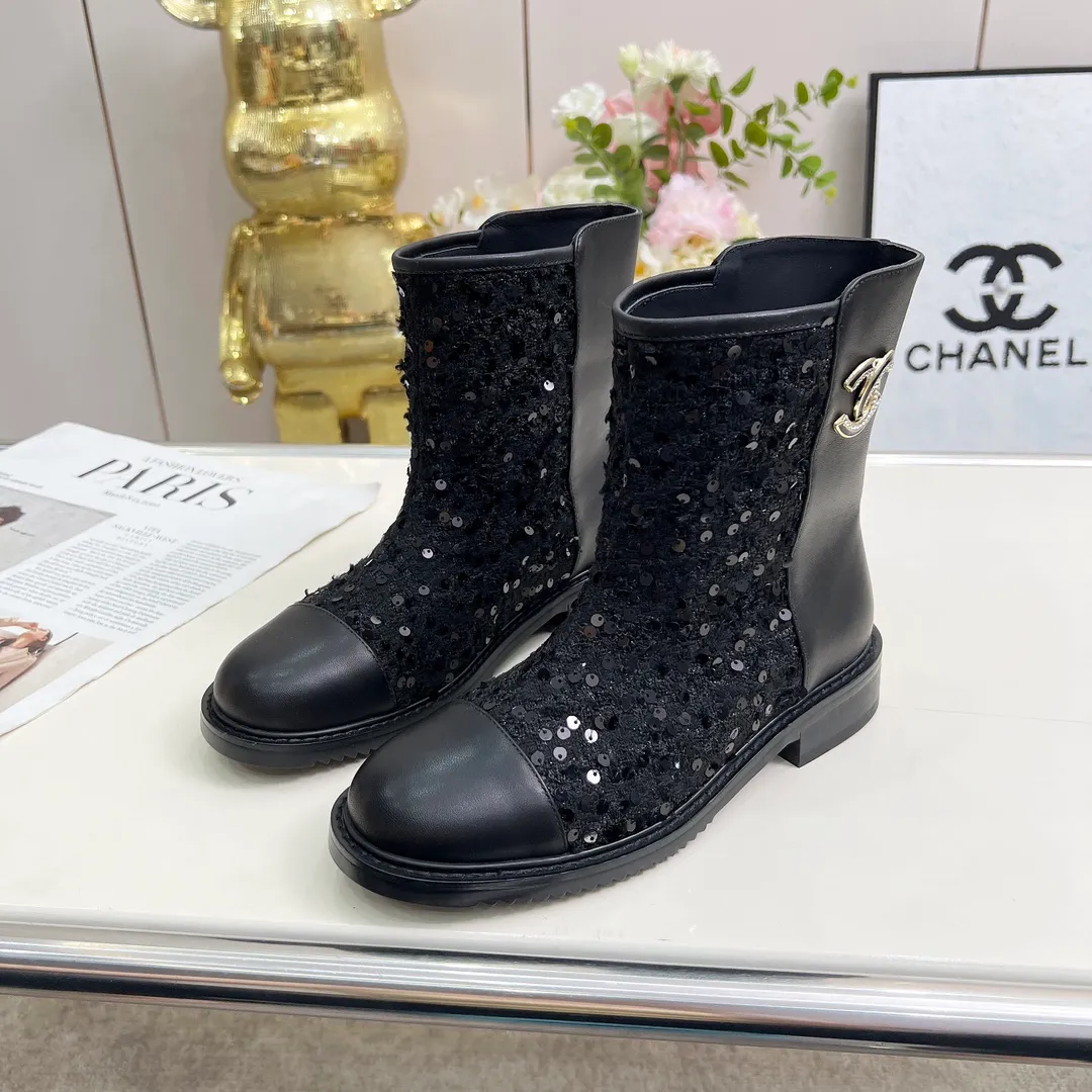 👟👟Ex-factory price 720👟👟 High version of Chanel CHANEL, 🌞🌞🌞Xiaoxiang’s latest 2025 autumn and winter short boots, a must-have item for this autumn and winter season! ! Ms. Chanel loves simple yet irresistible combinations to show her unique style. Mix and match freely to shine⚡Follow Grandma’s fashion steps! ! ! The top-notch craftsmanship and texture are perfectly presented. No matter any details, you can compare them with the counters. The best quality products can be entered and exited from the counters at will! ❶Fabric: imported sheepskin with customized fabrics ❷Lining: sheepskin lining ❸Foot pads: sheepskin ❹Outsole: original molded sole ❺Heel height: 3.5cm ❻Boot shaft height: total height 7 inches ❼Number: 35-40 (40 and 41 are customized and cannot be returned)